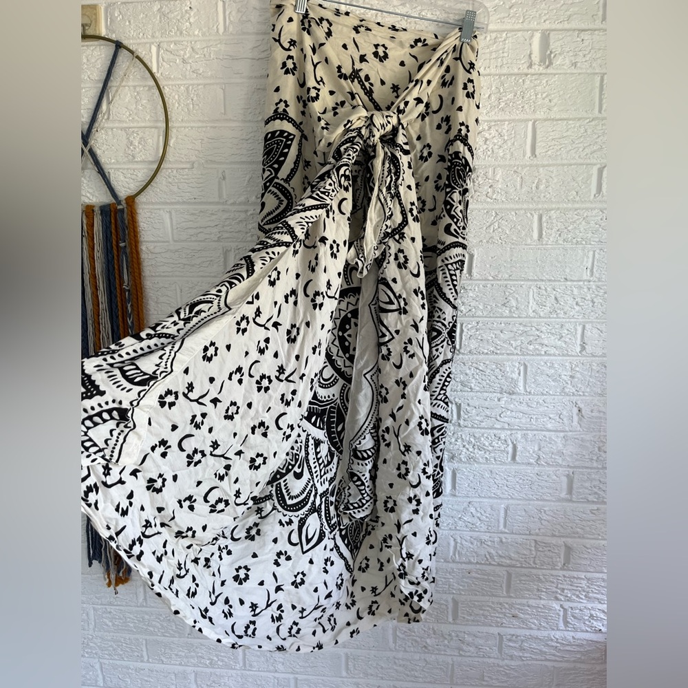 Gorgeous lightweight sarong or coverup.